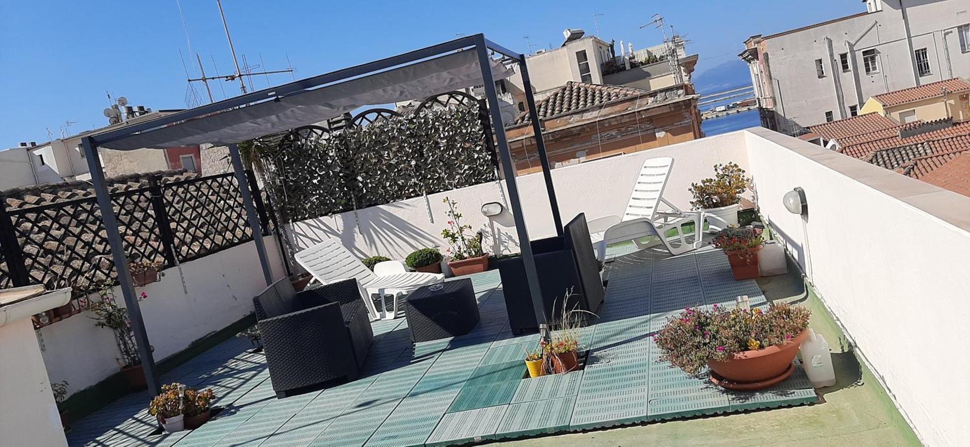 Rosa'S Apartment With Terrace Cagliari Exterior foto